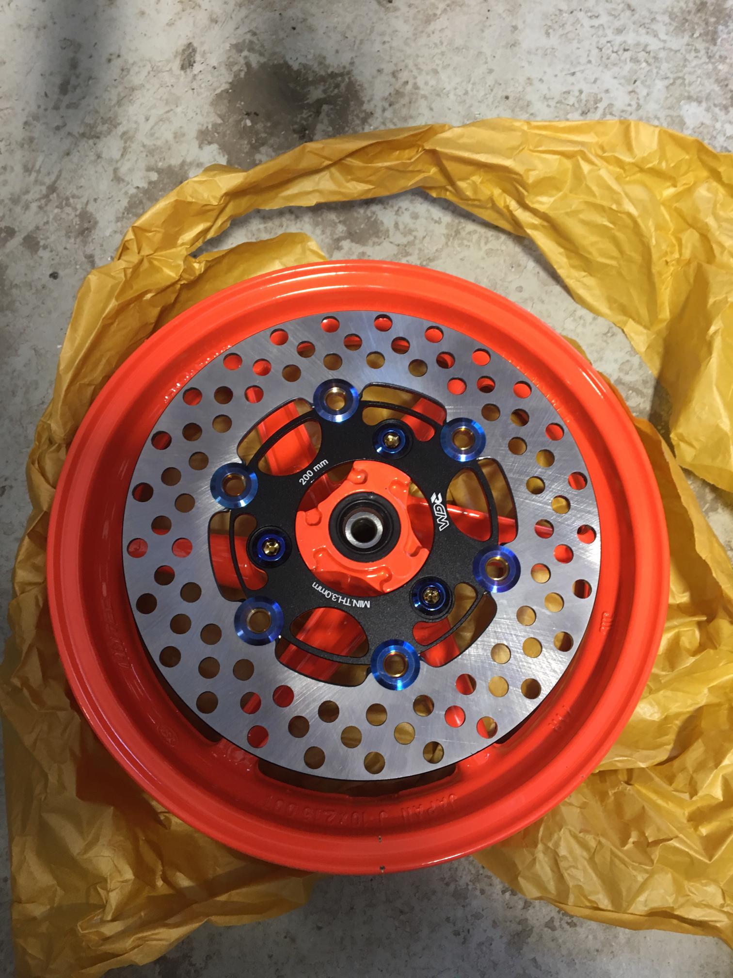 200mm brake kit takes up most of the wheel.