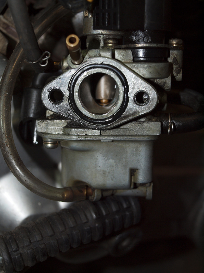 carb towards engine block 800.jpg